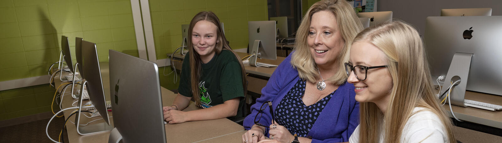 photo of students and an instructor in a classroom